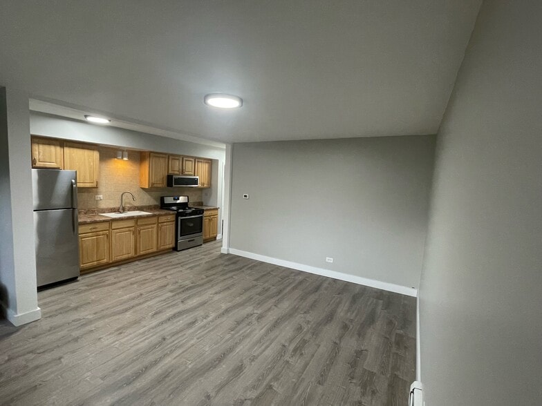 Open Concept Apt - 5940 N Odell Ave