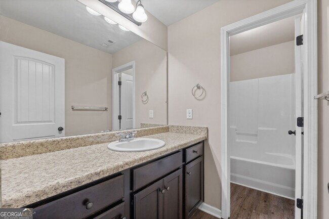 Building Photo - 475 Louise Way