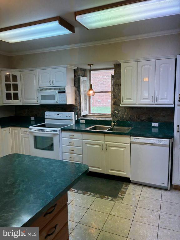 Building Photo - 16 Catalpa Ct