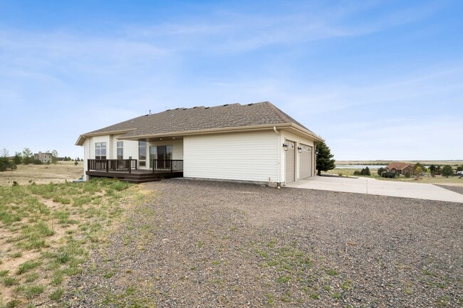 Building Photo - Executive 3-Bed Ranch Main Level - Private...