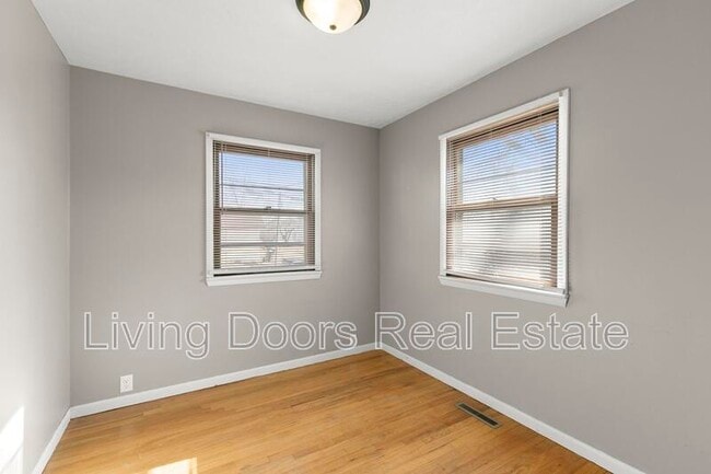 Building Photo - 348 S 5th St