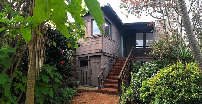 Building Photo - Tranquil & Spacious 2 BR/Den/ 1 BA Condo in the Central Richmond District