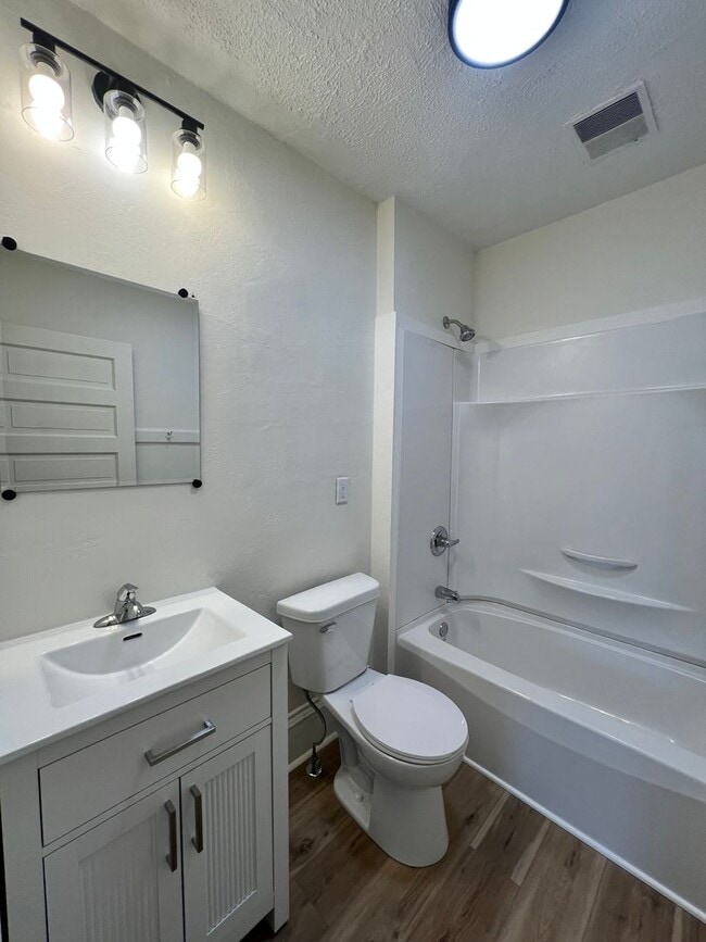 Building Photo - 835 Waugoo Ave