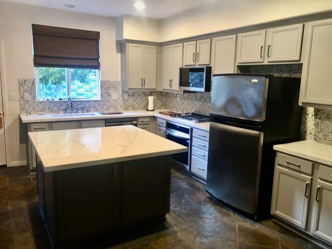 Building Photo - 2485 Amelia Ct