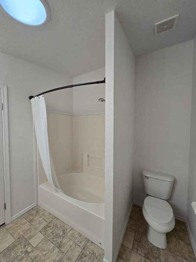 Building Photo - 3 Bedroom 2 Bath