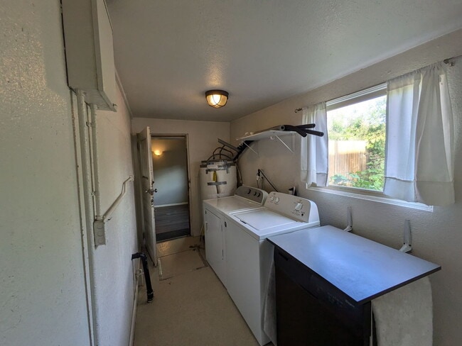 Building Photo - Across from Bellingham High | 5 Bed, 2 Bath Home | Minutes to Trader Joe's & I-5 | Pet Friendly |...