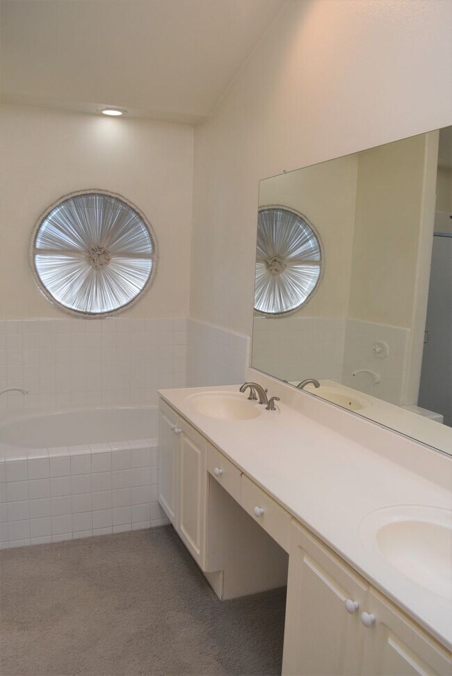 Building Photo - 3 Bedroom Townhome in La Jolla Village