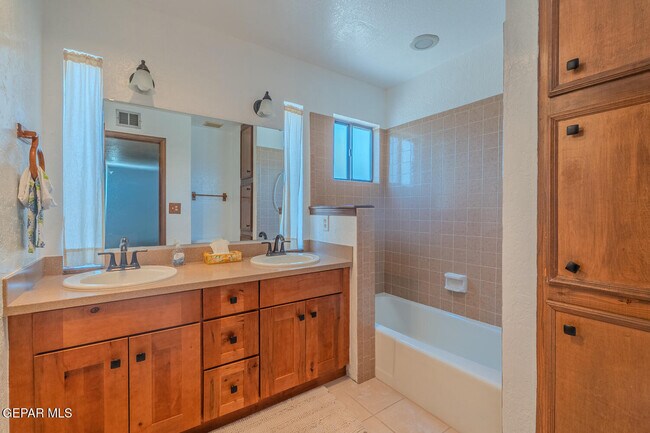 Building Photo - 6815 Villa Hermosa Dr
