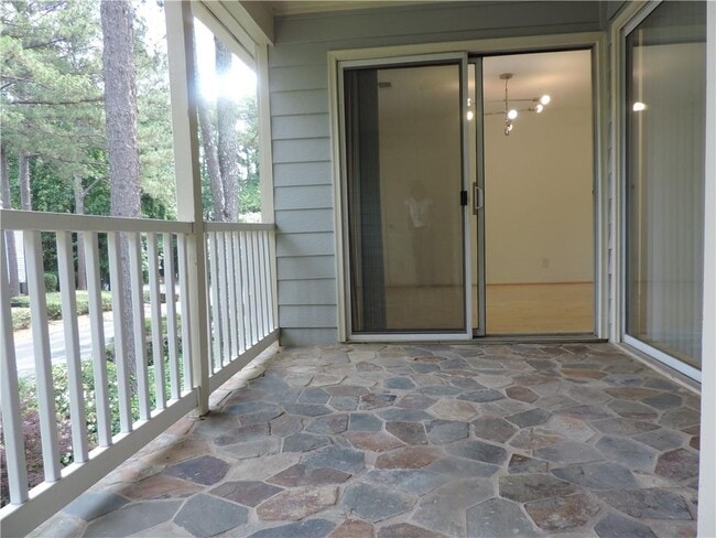 Building Photo - 68 Springhedge Ct St