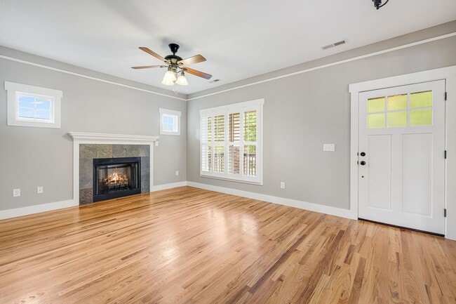 Building Photo - Beautiful 3-Bedroom Home with Garage in Es...