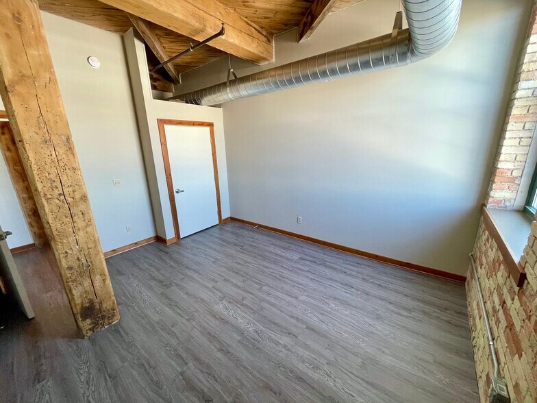 Building Photo - 940 Monroe Ave NW