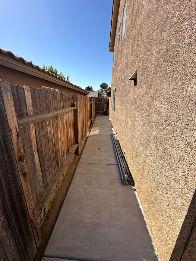 Building Photo - Charming 4-Bedroom, 3-Bathroom Home in Silver Creek