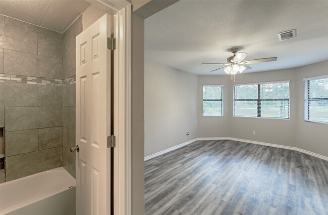 Building Photo - 22311 Warwick Glen Dr