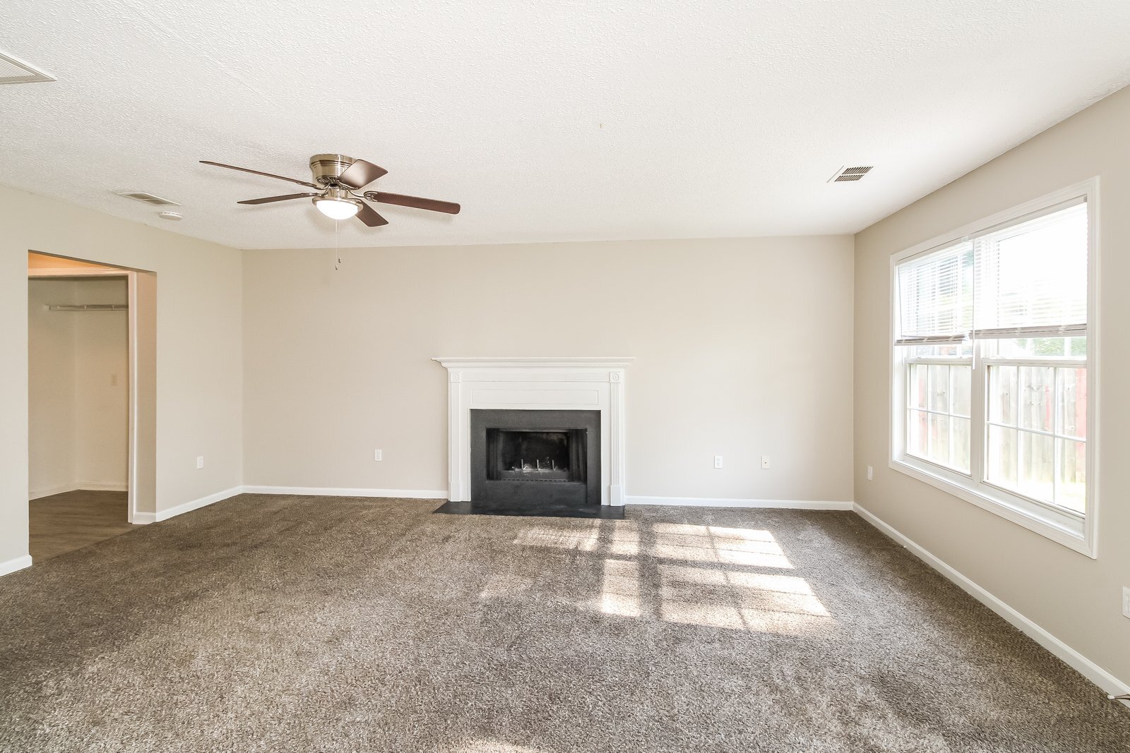 Building Photo - 402 Castle Ridge Dr