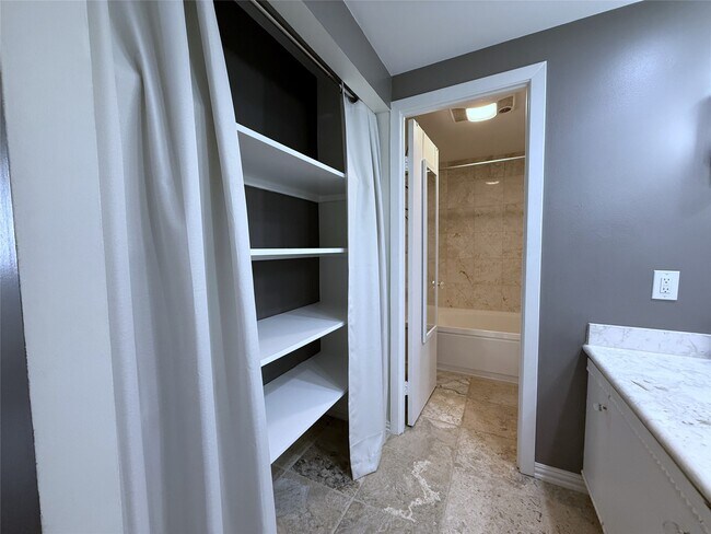 Building Photo - 49 Briar Hollow Ln
