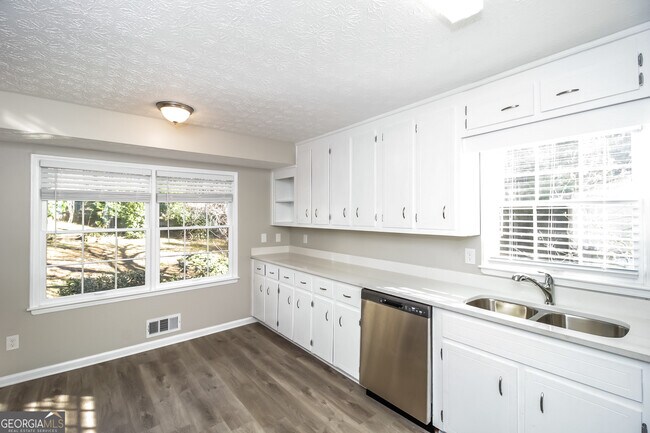 Building Photo - 112 Creekview Dr