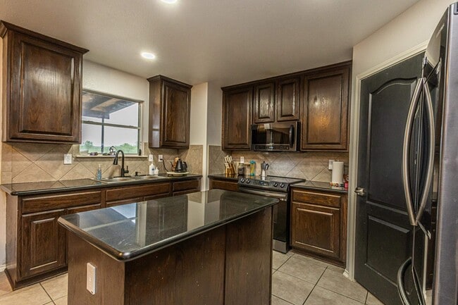 Building Photo - 5220 Feria Dr