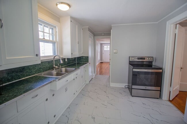 Building Photo - 2 BR 1 BA North Colonie Schools