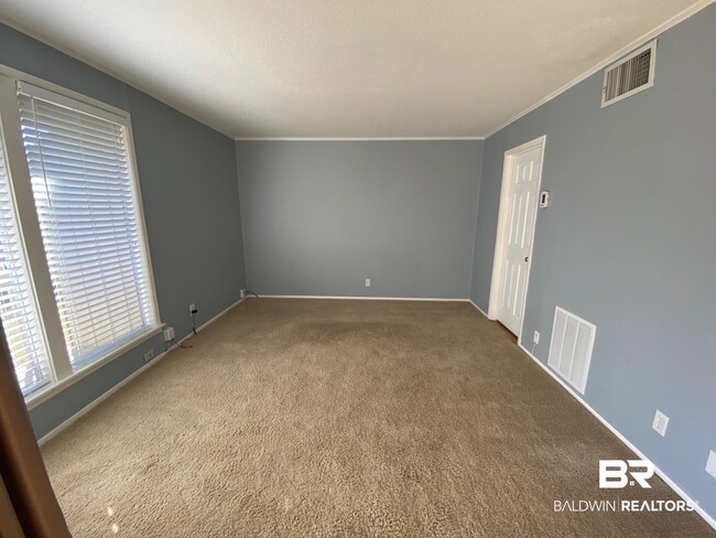 Building Photo - 2055 Sea Cliff Dr N