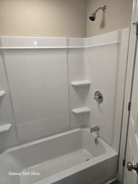 Building Photo - 124 Tacoma Rd