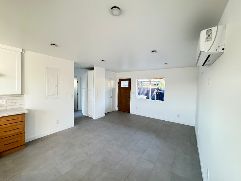 Building Photo - 889 W 8th St