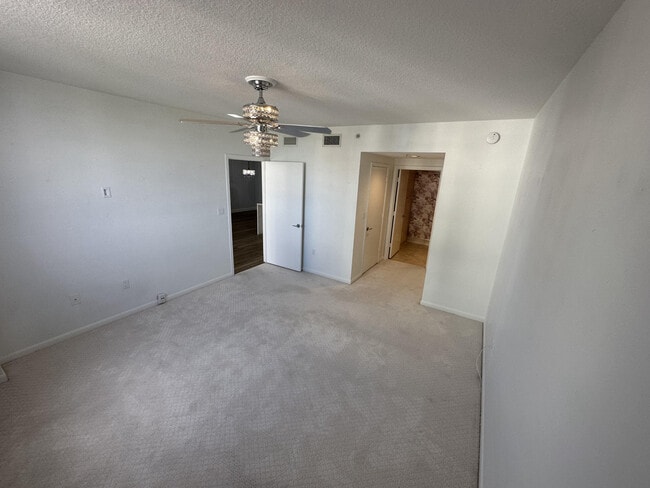 Building Photo - 1551 N Flagler Dr