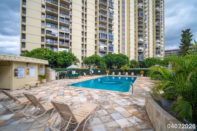 Building Photo - SALT LAKE 2 Bed 2 Bath 1 Parking