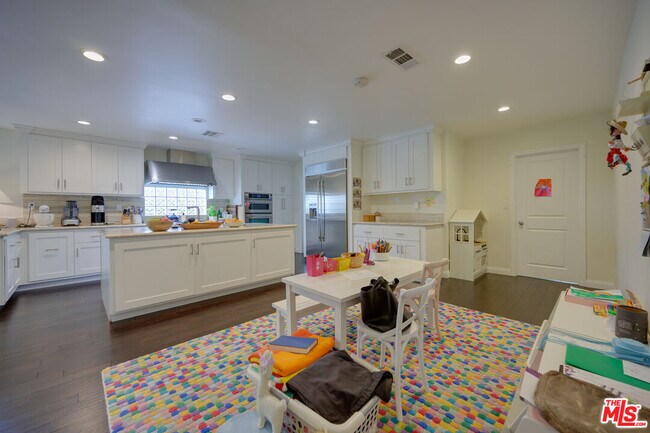 Building Photo - 2241 S Beverly Dr