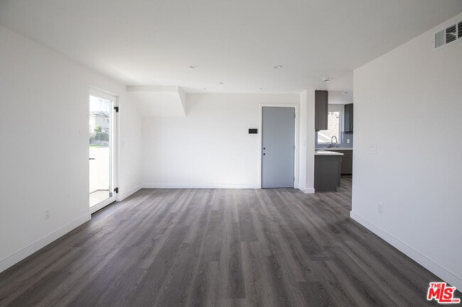 Building Photo - 1430 W 9th St