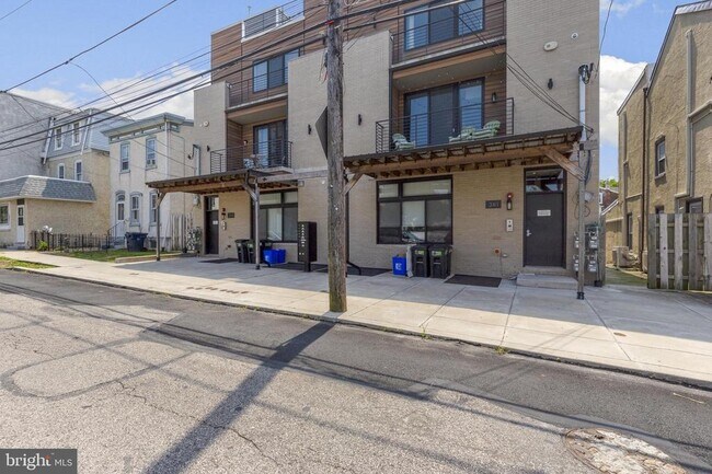 Building Photo - 381 Martin St