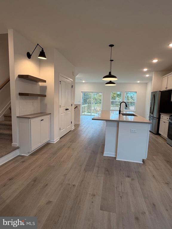 Building Photo - 67 Basswood St