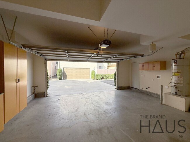 Building Photo - Desirable Oak Creek Community Detached Home with Two Car Garage