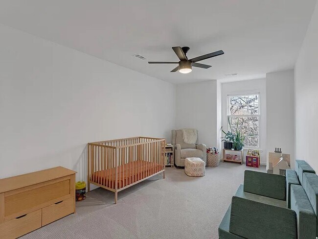 Building Photo - 1304 Lawrence Ave