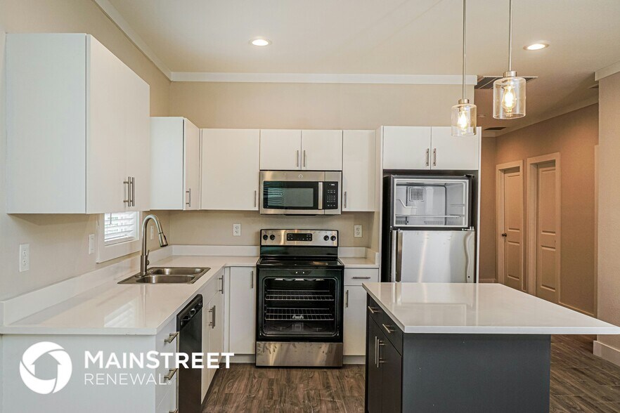 Building Photo - 422 Azucena St