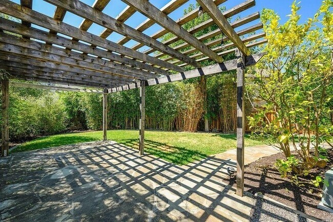 Building Photo - One of Northwest Nicest homes