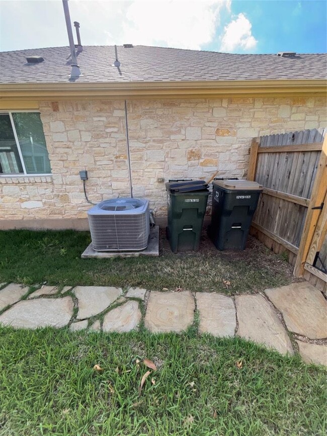 Building Photo - 634 River Bluff Cir