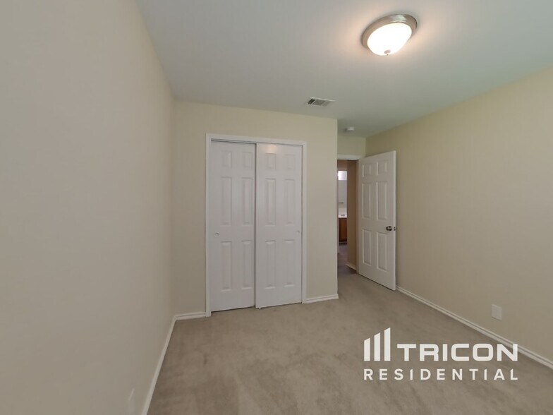 Building Photo - 1027 Creek Knoll