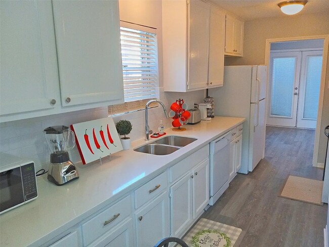 Building Photo - 800 Country Pl Dr