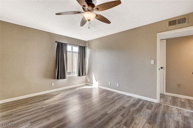 Building Photo - 1544 Hialeah Dr
