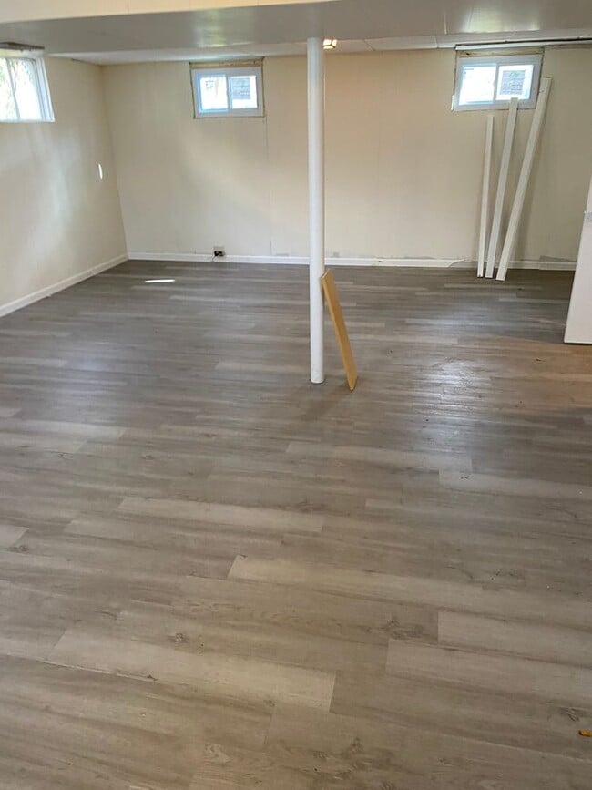 Building Photo - 3 bedroom single family home with huge bon...