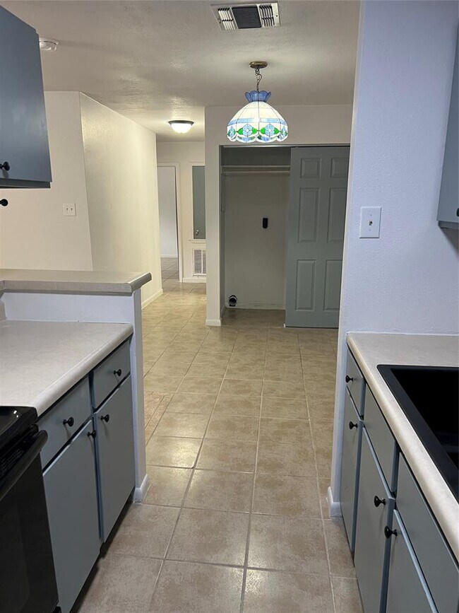 Building Photo - 1301 Greenlawn Pkwy