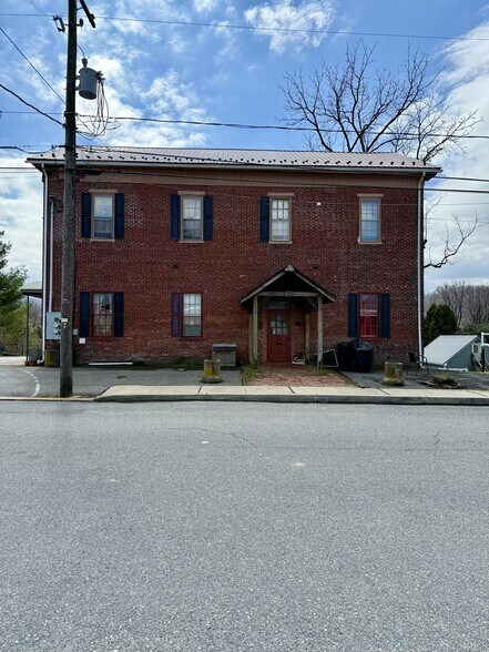 Front of building - 628 W Market St