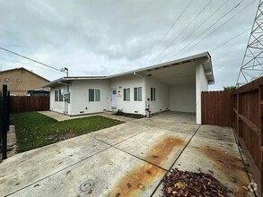 Building Photo - beautifully updated 3-bedroom, 2-bathroom ...