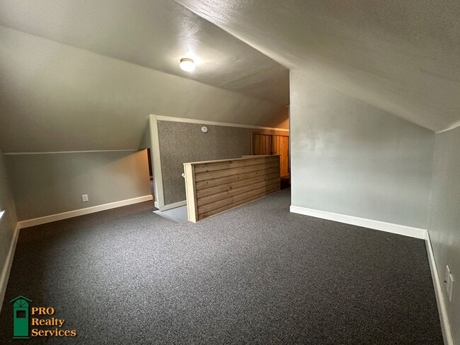 Building Photo - 3 Bedroom Home in St. Paul