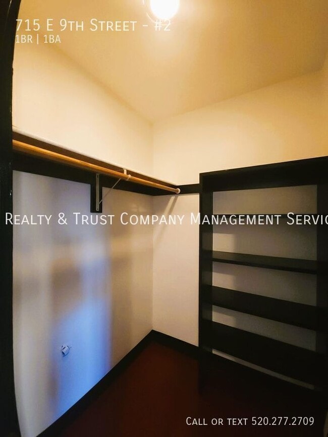 Building Photo - 715 E 9th St