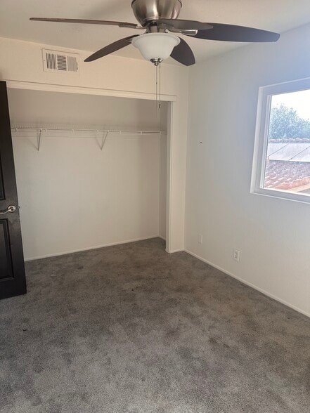 Building Photo - 581 Gladiola St