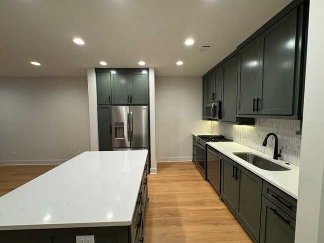 Building Photo - Newer 3 bedroom 2.5 bathroom townhome in H...