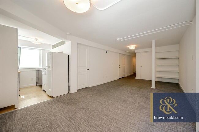 Building Photo - 33 Ford St