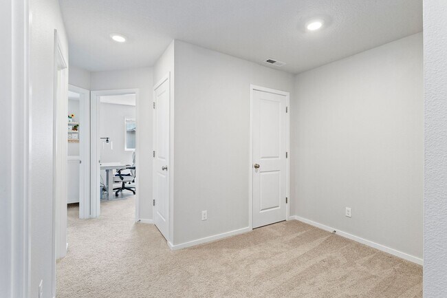 Building Photo - 3BD 2.5BA + Townhouse w/2-Car Garage + AC