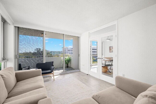 Building Photo - Charming 2-Bedroom, 1-Bathroom Fully Furnished Condo in the Heart of Downtown St. Petersburg!